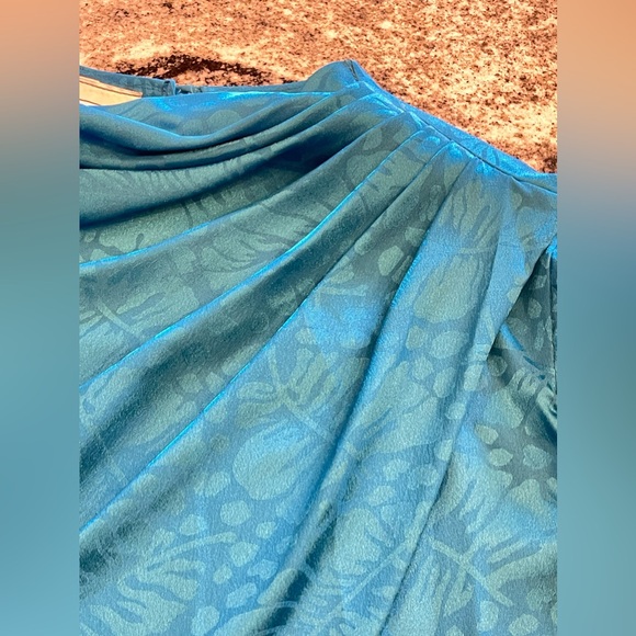 Darcy Women’s Silky Blue Blouse With Leaf Design - Picture 8 of 9